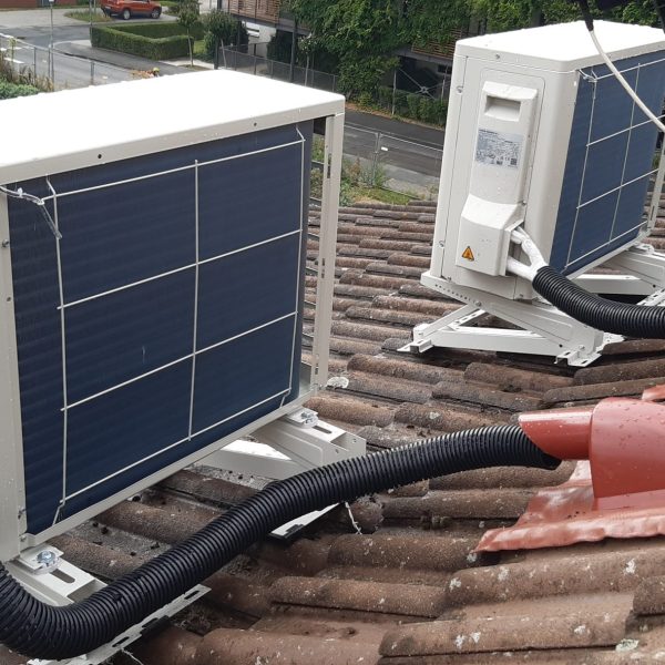 Daikin Aussengeraete auf Schraegdach mit Durchfuehrung